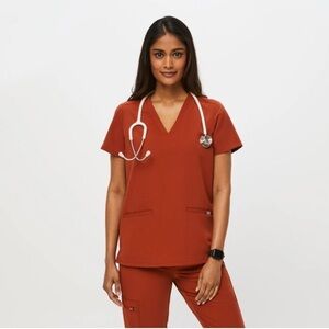 FIGS Women's Casma 3-Pocket Scrub Top in Canyons. Size: XS